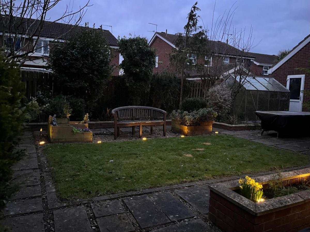 Stunning Beverley Bungalow W Fireplace, Private Parking, And Garden 외부 사진
