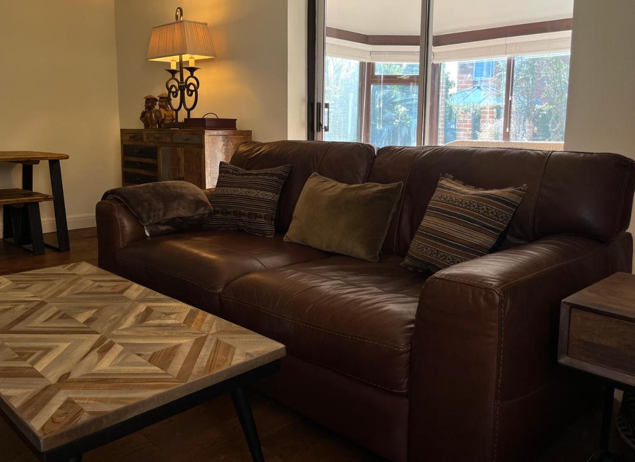 Stunning Beverley Bungalow W Fireplace, Private Parking, And Garden 외부 사진