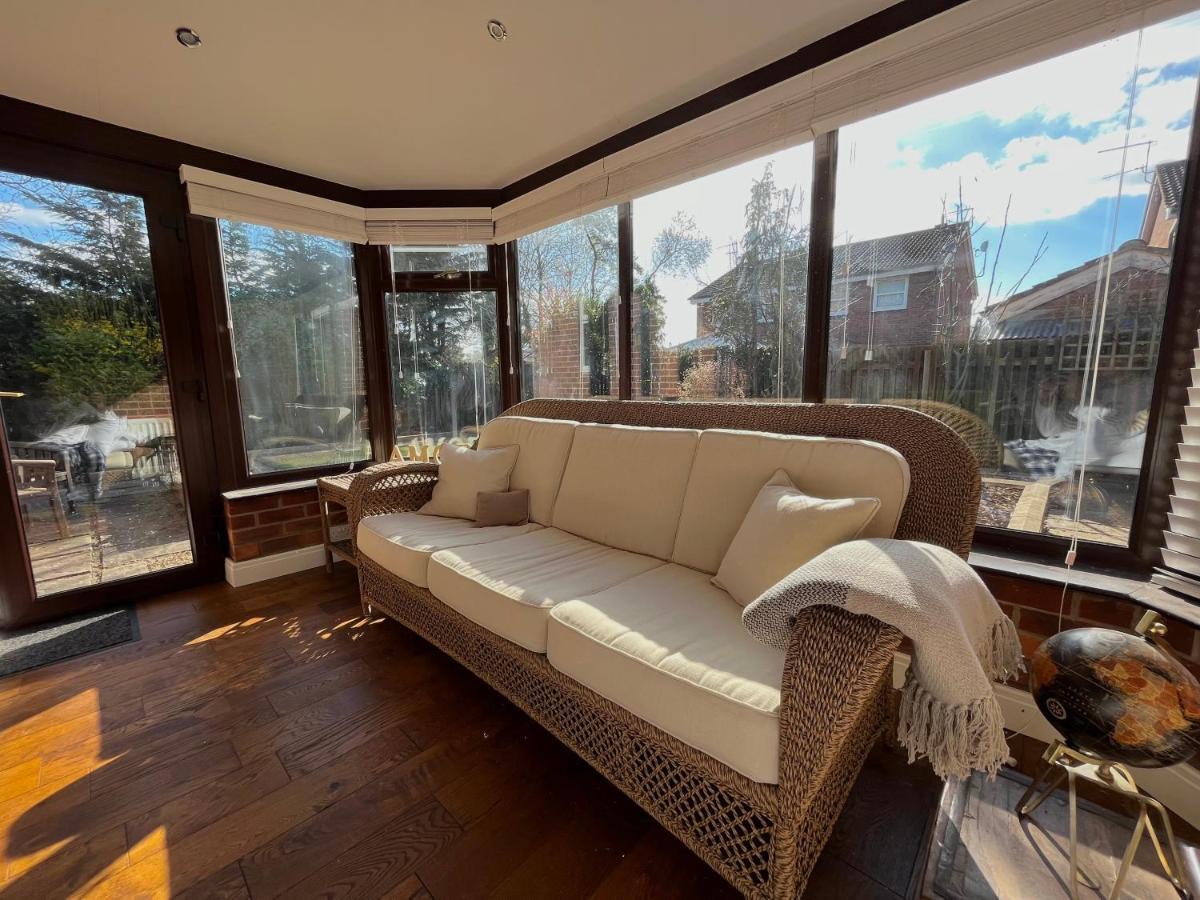 Stunning Beverley Bungalow W Fireplace, Private Parking, And Garden 외부 사진